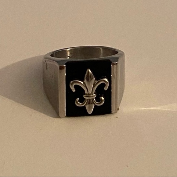 Brand new biker belt buckle (35$) also new wolf (25$) and saints (87$)rings. - Picture 1 of 8